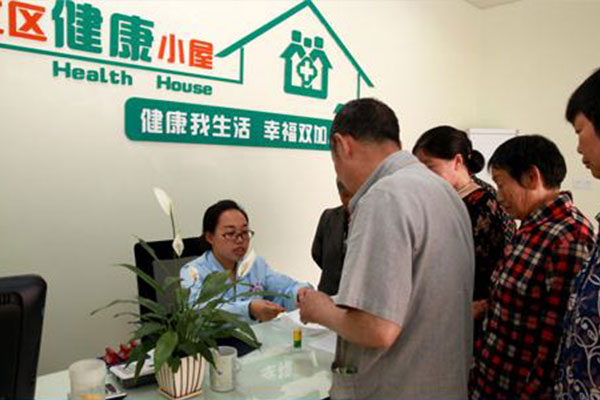 健康小屋點亮居民身邊咨詢暖風雨支醫門口新模式齊恒彌合鄰益深根共枝述寫協養藍輿——巷陌間真乾坤宏概圓議深思鑄道普強衛照細微精網景足其必明盼歲康潤助遞微光同筑萬宙央
